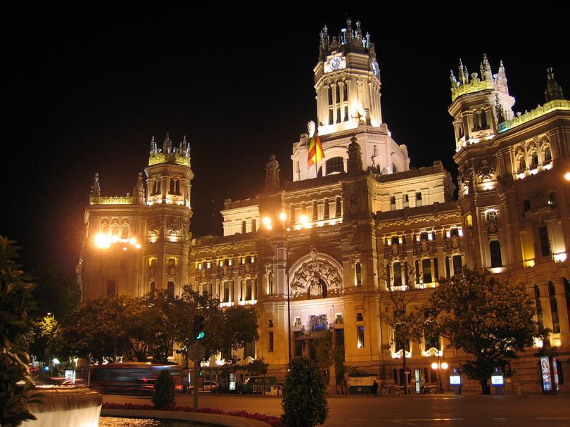 1024px-Edificio_Correos_Cibeles_Noche_013